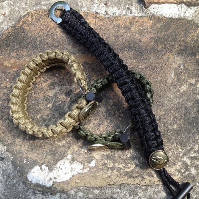 Survival Paracord Bracelet Double Hole with Flint (ESG18267)